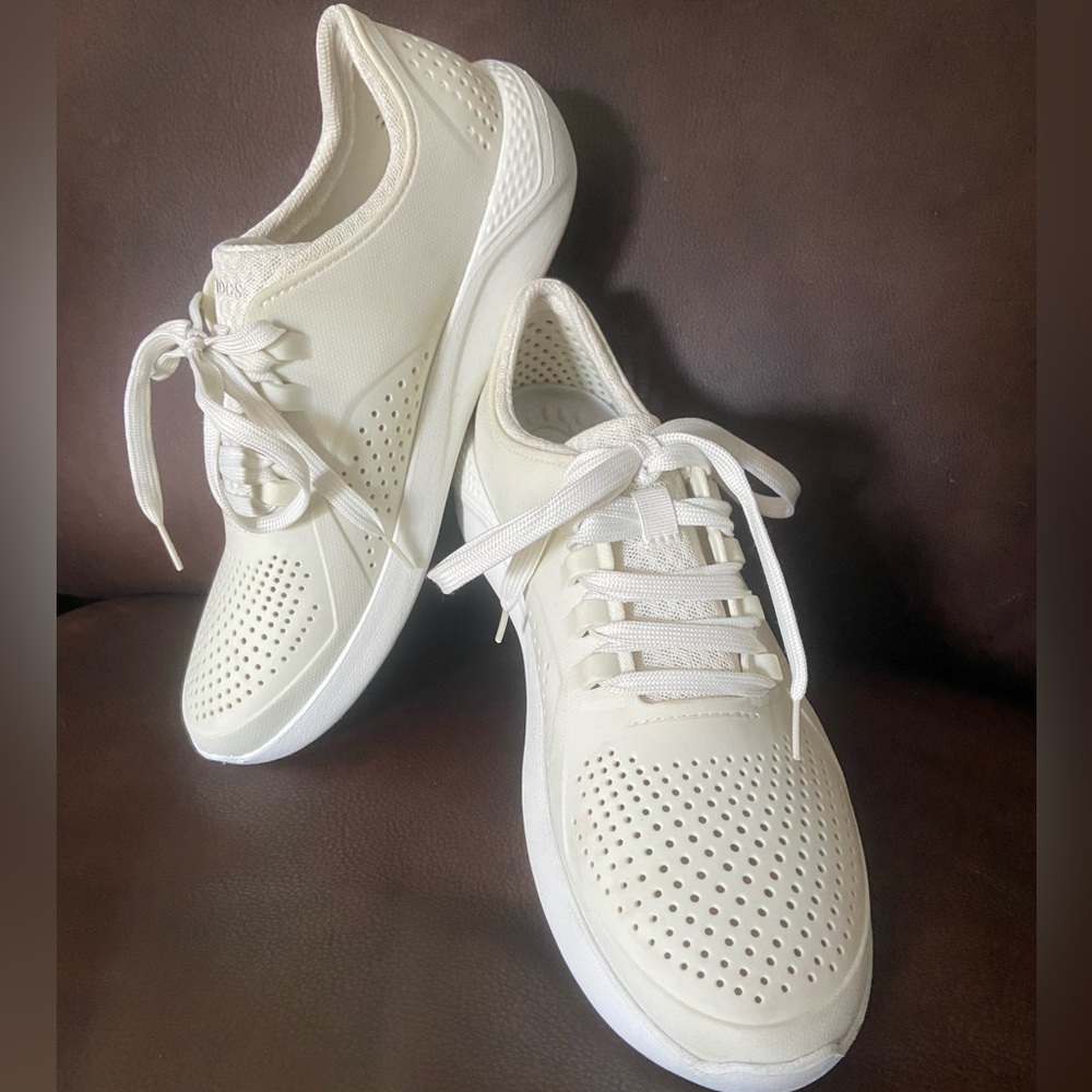 Men’s LiteRide by Crocs, lace-up sneaker. Foam insoles. Rubber sole.